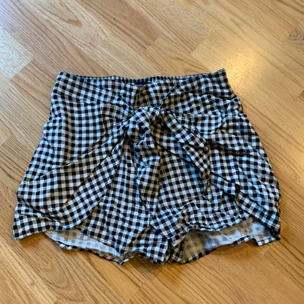 A&F Black and White Gingham Tie Front Shorts in XS